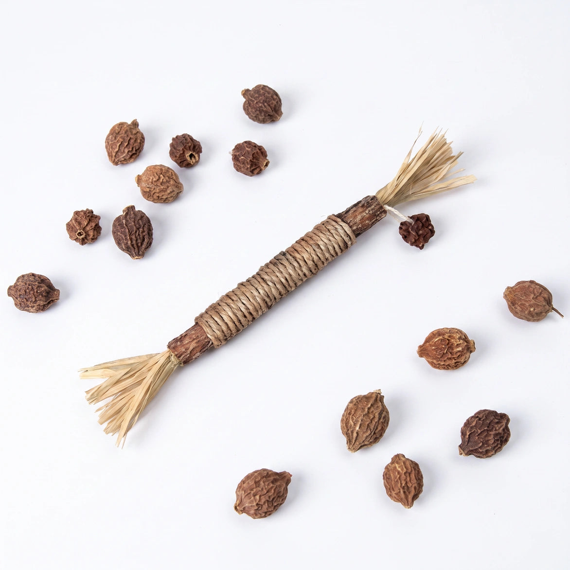 Matatabi-Stick aus Silvervine-Holz mit getrockneten Matatabi-Früchten